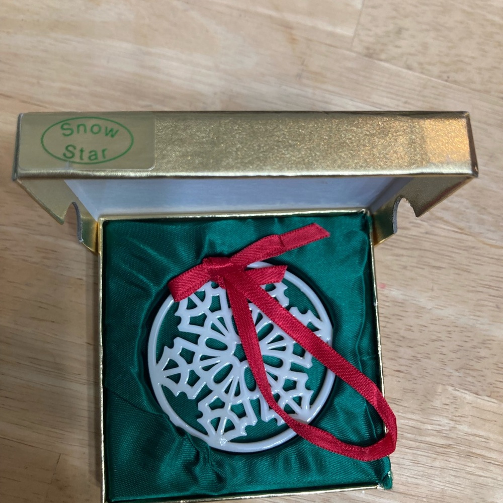 Vintage Lenox China Snow Star Pierced Snowflake in original box - Picture 2 of 3